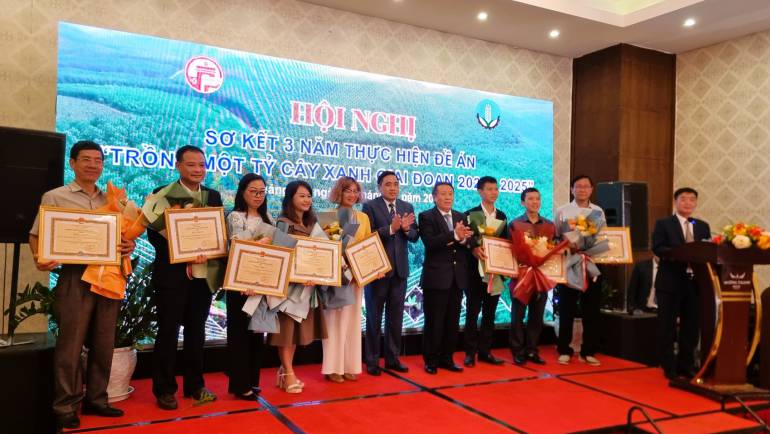 VARS NHẬN BẰNG KHEN CỦA BỘ TRƯỞNG BỘ NÔNG NGHIỆP VÀ PHÁT TRIỂN NÔNG THÔN